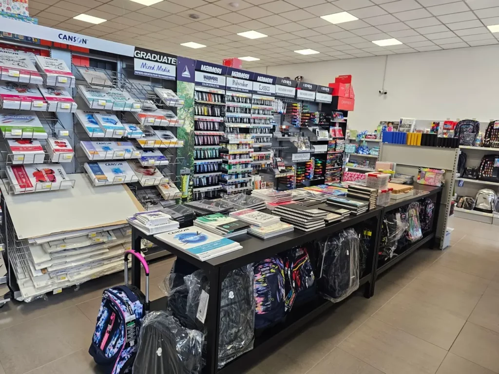 Interno del negozio Terminal a Buccinasco, scaffali con zaini e materiale scolastico